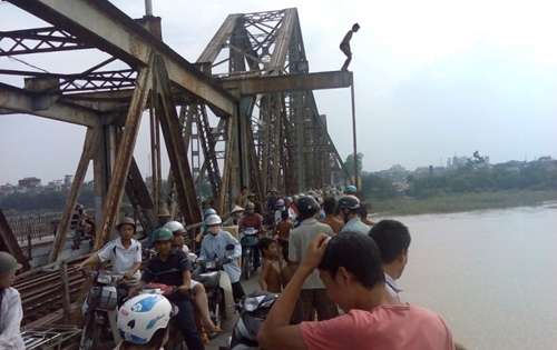 Hà Nội: CSGT cứu một thanh niên nhảy cầu tự tử trong ngày Quốc Khánh