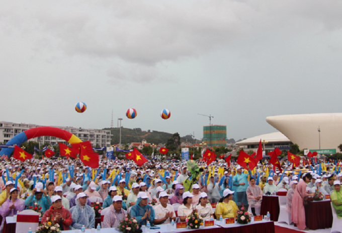 Quảng Ninh: Biển người sôi động cổ vũ cho thí sinh vô địch cuộc thi Đường lên đỉnh Olympia năm thứ 18