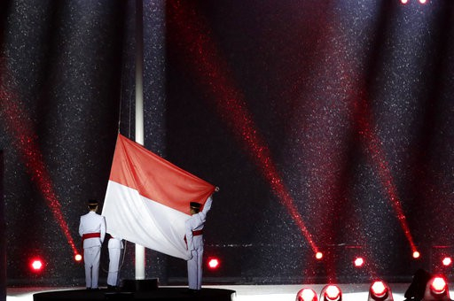 Cử h&agrave;nh quốc kỳ Indonesia ở buỗi đầu của&nbsp;lễ bế mạc