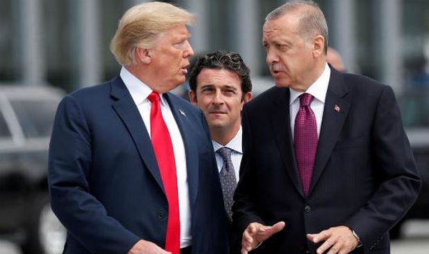 Tổng thống Mỹ Donald Trump (tr&aacute;i) v&agrave; đồng nhiệm Thổ Nhĩ Kỳ Recep Tayyip Erdogan, tại thượng đỉnh Nato, Bruxelles ng&agrave;y 11/07/2018