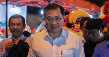 Chủ tịch Đà Nẵng dạo bộ cùng du khách ở khu chợ đêm Sơn Trà