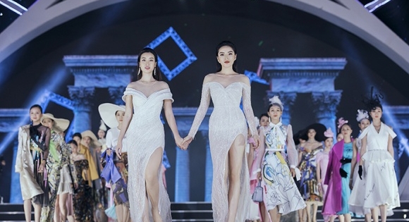 Hoa hậu Kỳ Duyên và hoa hậu Mỹ Linh đọ sắc với váy xẻ cao ngút mắt