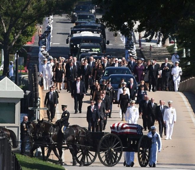 Linh cữu &ocirc;ng McCain được đưa tới nghĩa trang. (Ảnh: Reuters)