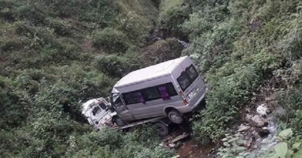 Xe cứu hộ “cõng” xe 16 chỗ lao xuống vực, hai người thiệt mạng