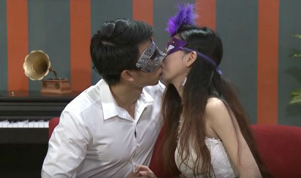 Cảnh h&ocirc;n bị chỉ tr&iacute;ch dữ dội trong chương tr&igrave;nh &ldquo;Date and kiss&rdquo;.