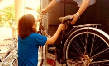 Nghệ An (Nam Đàn): Thầy cô giáo trường THCS Kim Liên sửa xe đạp cũ tặng học sinh nghèo