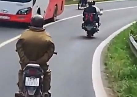 Lâm Đồng: Công an mời người đàn ông điều khiển xe máy buông hai tay trên đèo Prenn