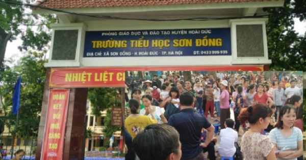 Trường Tiểu học Sơn Đồng bị tố lạm thu: Hàng trăm phụ huynh vây kín sân trường trước ngày khai giảng