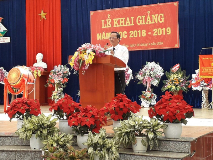 Ph&oacute; Chủ tịch UBND tỉnh Trịnh Hữu Khang đến dự lễ Khai giảng năm học mới tại&nbsp;Trường THPT Th&agrave;nh phố Cao Bằng.