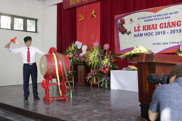 Thầy hiệu trưởng Phạm Văn Hoan đ&aacute;nh trống khai giảng năm học mới.