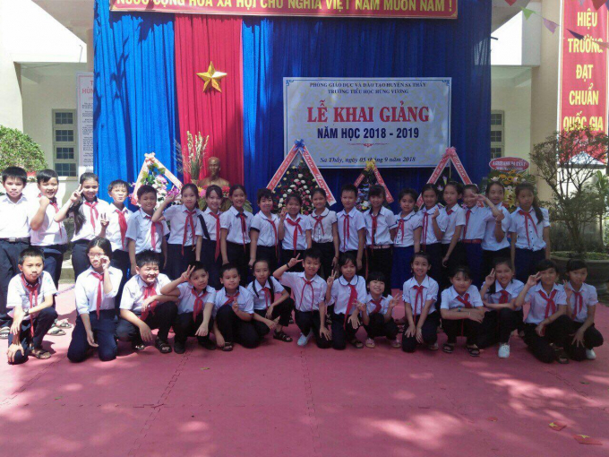 Học sinh trường Tiểu học H&ugrave;ng Vương, huyện Sa Thầy, Kon Tum trong ng&agrave;y khai giảng.