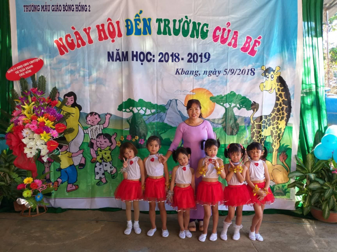 Học sinh trường Mẩu gi&aacute;o Kim Đồng 2, huyện KBang, Gia Lai rạng rỡ trong ng&agrave;y khai trường.