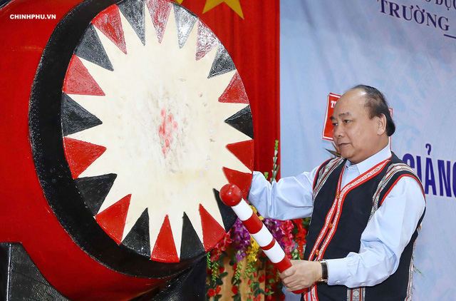 Thủ tướng Nguyễn Xu&acirc;n Ph&uacute;c đ&aacute;nh trống khai trường.