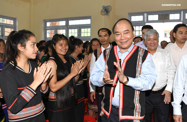 Thủ tướng Nguyễn Xu&acirc;n Ph&uacute;c động vi&ecirc;n c&aacute;c thầy c&ocirc; gi&aacute;o, c&aacute;c em học sinh đầu năm học mới.