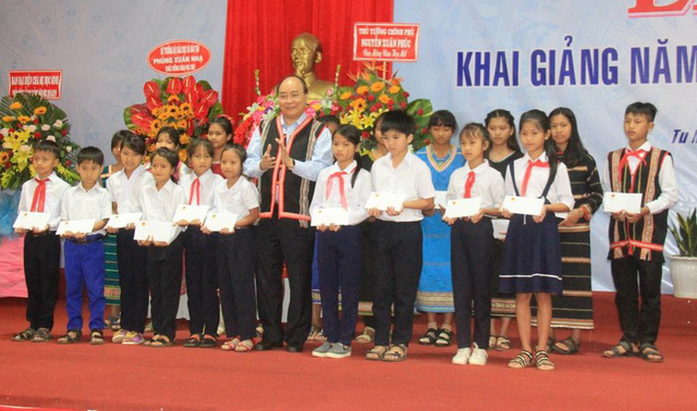 Thủ tướng trao tặng học bổng đến những em học sinh ngh&egrave;o, vượt kh&oacute; học giỏi.