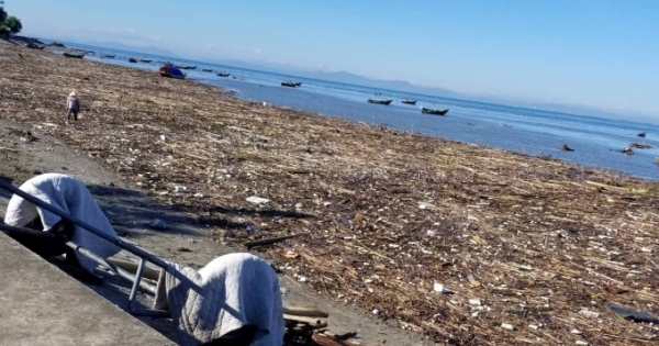 Phát hoảng với bãi rác khổng lồ trải dài hàng cây số dọc bãi biển