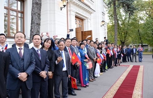 Tổng Bí thư thăm Đại sứ quán và cộng đồng người Việt tại Nga