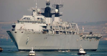 Tàu đổ bộ của Hải quân Anh áp sát quần đảo Hoàng Sa