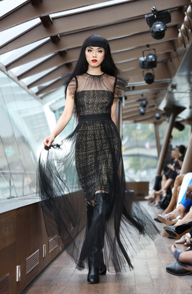 Quỳnh Anh Shyn bất ngờ xuất hiện tại h&agrave;ng ghế đầu trong show thời trang nội địa Việt tại Ph&aacute;p