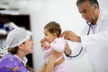Bác sĩ Nhi chỉ rõ 3 bệnh giao mùa trẻ em hay gặp phải, cha mẹ cần chú ý