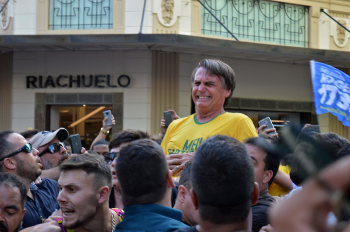 &Ocirc;ng Jair Bolsonaro bị đ&acirc;m dao khi tranh cử.