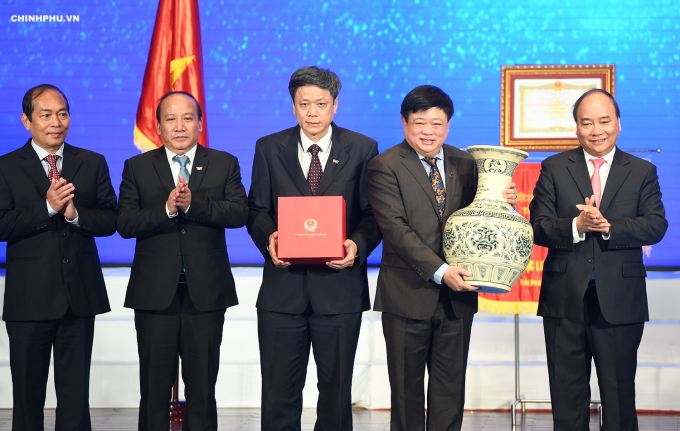 Thủ tướng Nguyễn Xu&acirc;n Ph&uacute;c đ&atilde; tặng qu&agrave; cho banh l&atilde;nh đạo Đ&agrave;i Ph&aacute;t thanh.