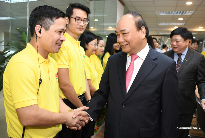 Thủ tướng Nguyễn Xu&acirc;n Ph&uacute;c&nbsp;thăm hỏi c&aacute;n bộ người lao động VOV.&nbsp;