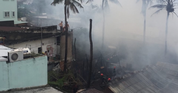 Cháy hàng loạt căn nhà lụp xụp, dân hoảng loạn tháo chạy