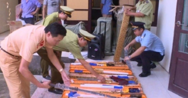 Bắc Ninh: Bắt xe tải chở theo nhiều kiếm dài bằng kim loại