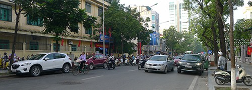 Buổi s&aacute;ng trước cửa trường THCS Quang Trung tr&ecirc;n phố Quang Trung