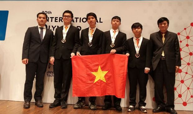 4 th&iacute; sinh gi&agrave;nh huy chương, gi&uacute;p đo&agrave;n Việt Nam đứng thứ 12 trong kỳ thi Olympic Tin học quốc tế năm nay.