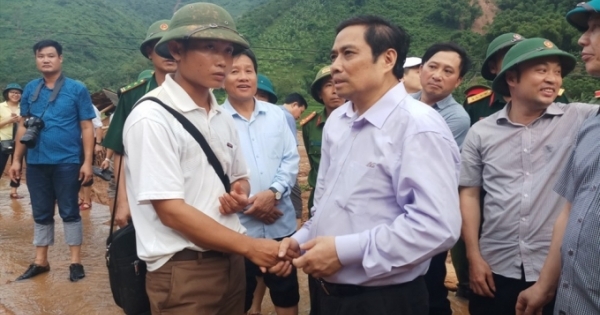 Trưởng ban Tổ chức Trung ương Phạm Minh Chính thăm bà con vùng lũ Mường Lát