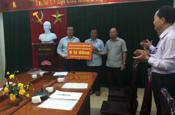 Trưởng ban Tổ chức Trung ương Phạm Minh Chính thăm bà con vùng lũ Mường Lát