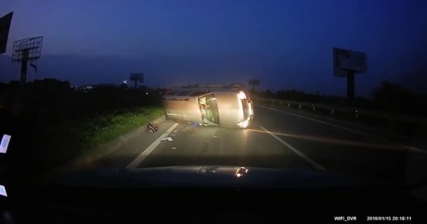 Clip: Tránh bó củi, ôtô lộn nhào tóe lửa trên cao tốc Hà Nội - Bắc Giang