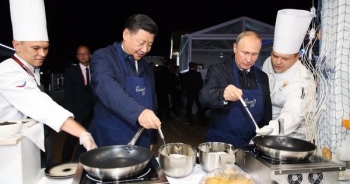 Video: Ông Putin và ông Tập Cận Bình đeo tạp dề, cùng nhau làm bánh