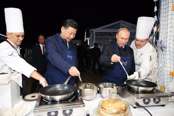 Tổng thống Nga Vladimir Putin v&agrave; Chủ tịch Trung Quốc Tập Cận B&igrave;nh trổ t&agrave;i l&agrave;m b&aacute;nh.