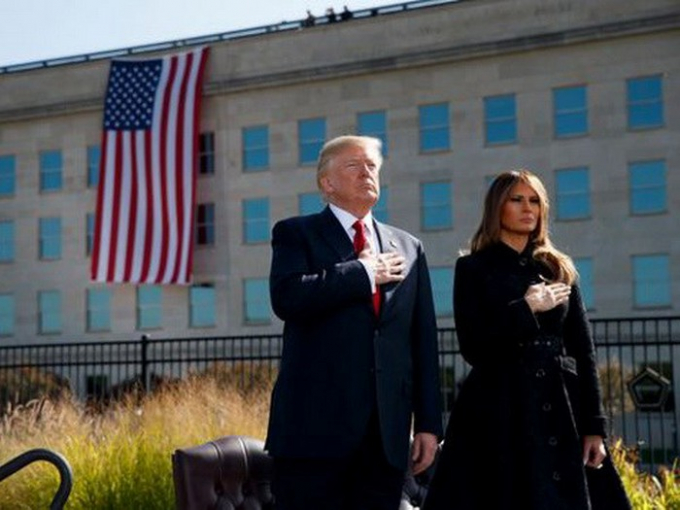 Tổng thống Mỹ Donald Trump c&ugrave;ng phu nh&acirc;n Melania Trump trong lễ tưởng niệm c&aacute;c nạn nh&acirc;n. (Nguồn: usatoday)