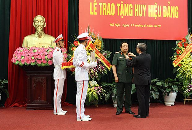 Đồng ch&iacute; Trần Quốc Vượng trao Huy hiệu 50 năm tuổi Đảng tặng Đại tướng Ph&ugrave;ng Quang Thanh.