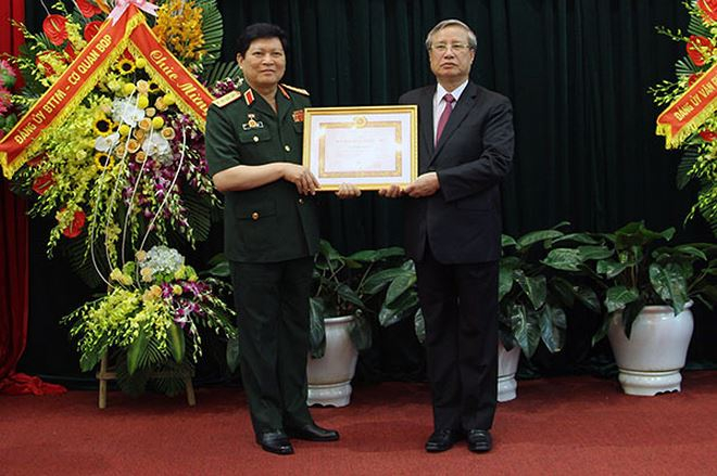 Đồng ch&iacute; Trần Quốc Vượng trao Huy hiệu 45 năm tuổi Đảng tặng Đại tướng Ng&ocirc; Xu&acirc;n Lịch.