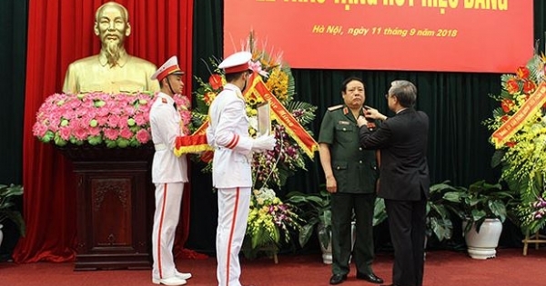 Đại tướng Phùng Quang Thanh được Trao Huy hiệu 50 năm tuổi Đảng