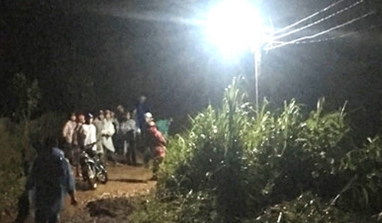 Lâm Đồng: Đi xe máy qua đoạn nước chảy xiết, một người bị nước cuốn trôi