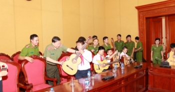 Câu chuyện cảm động của Bộ trưởng Tô Lâm tặng đàn guitar cho trẻ khiếm thị
