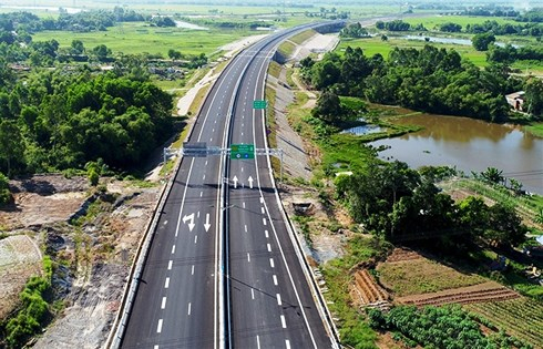 Tuyến cao tốc Đ&agrave; Nẵng- Quảng Ng&atilde;i d&agrave;i gần 140km&nbsp;mới được đưa v&agrave;o khai th&aacute;c.