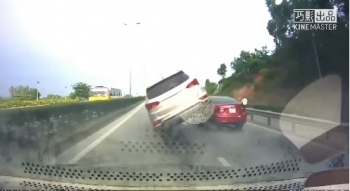 Quảng Ninh: Ôtô lộn nhào khi húc vào đuôi xe phía trước