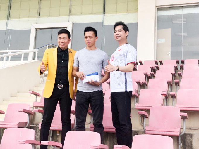 Ca sĩ Michael Lang c&ugrave;ng thầy Ngọc Sơn trao tặng 250 triệu đồng cho Olympic Việt Nam