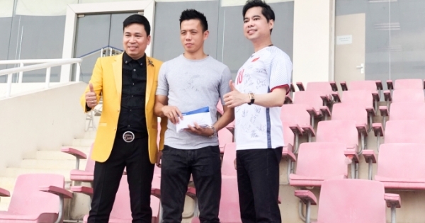 Ca sĩ Michael Lang cùng thầy Ngọc Sơn trao tặng 250 triệu đồng cho Olympic Việt Nam