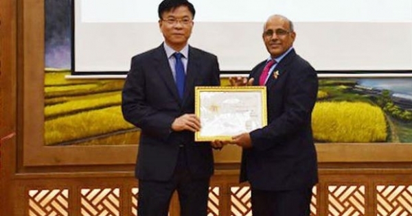 Bộ trưởng Bộ Tư pháp Lê Thành Long trao Kỷ niệm chương cho Trưởng đại diện UNICEF