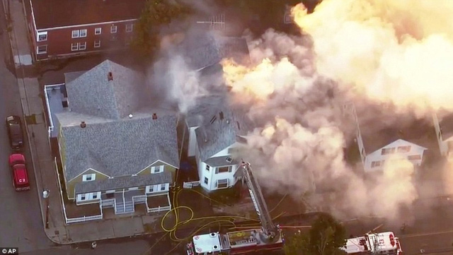 Lực lượng cứu hỏa nỗ lực dập tắt một đ&aacute;m ch&aacute;y tại khu vực ngoại &ocirc; Boston.