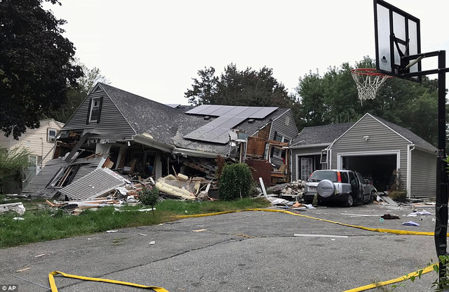 Một ng&ocirc;i nh&agrave; bị ph&aacute; hủy do nổ gas tại thị trấn Lawrence, bang Massachusetts.