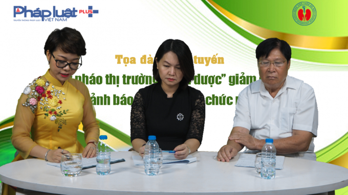 B&agrave; Trần Việt Nha, Ph&oacute; Cục trưởng Cục An to&agrave;n thực phẩm, Bộ Y tế (giữa) tại buổi tọa đ&agrave;m.